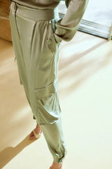 CONJUNTO CAMISA E CALÇA PUNHO BARRA EM CETIM