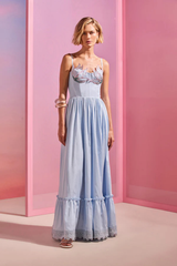 VESTIDO LONGO AZUL CLARO COM DUAS FLORES NO BUSTO PATBO