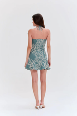 VESTIDO CURTO FRENTE ÚNICA E DETALHE DE BORBOLETA BORDADO NO OFF WHITE PATBO