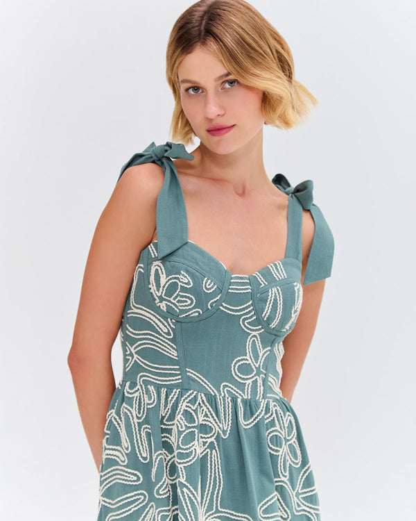VESTIDO VERDE COM FLORES BORDADAS PATBO