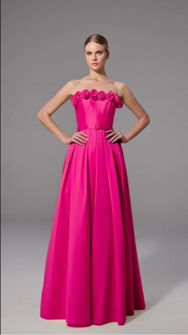 VESTIDO LONGO COM ROSAS BORDADAS NO COLO