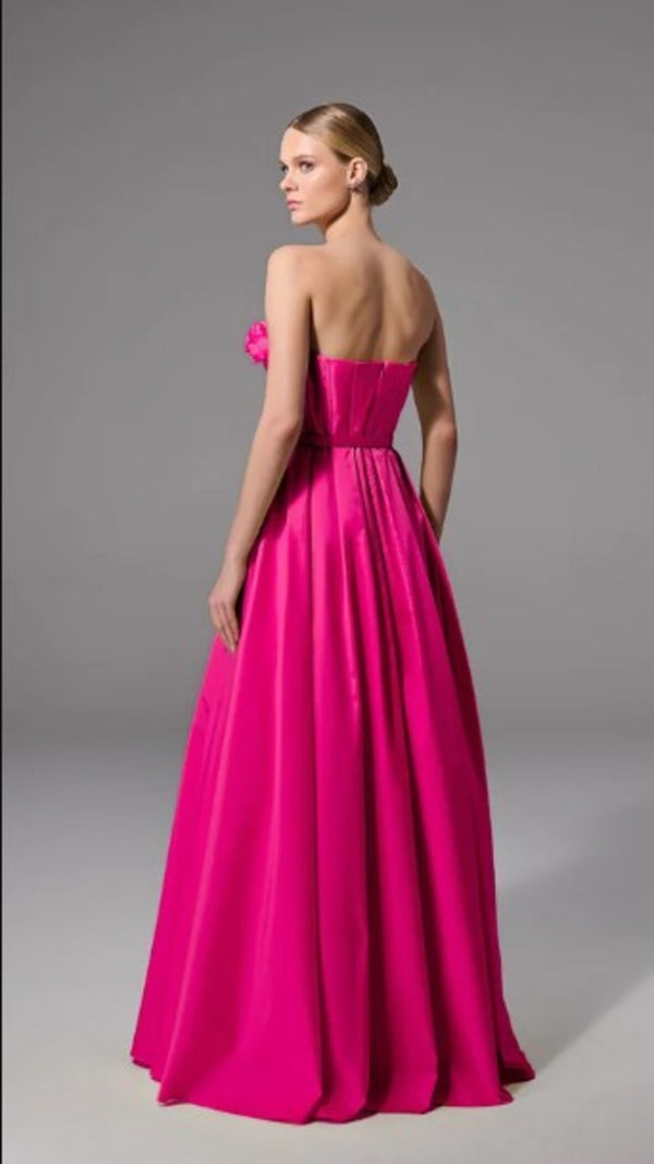 VESTIDO LONGO COM ROSAS BORDADAS NO COLO