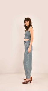 CROPPED COM RECORTE JEANS