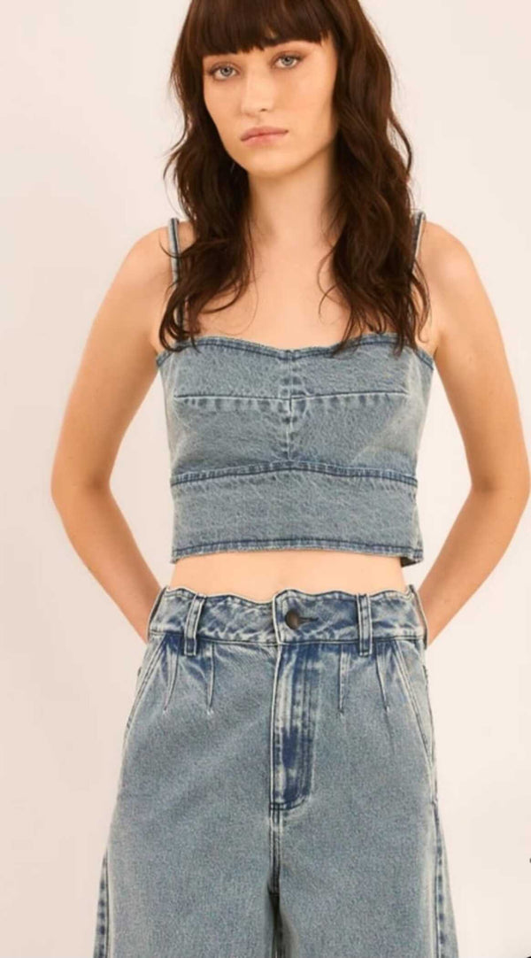 CROPPED COM RECORTE JEANS