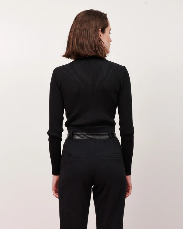 BLUSA TRICOT CANELADO OMBRO COURO PRETO