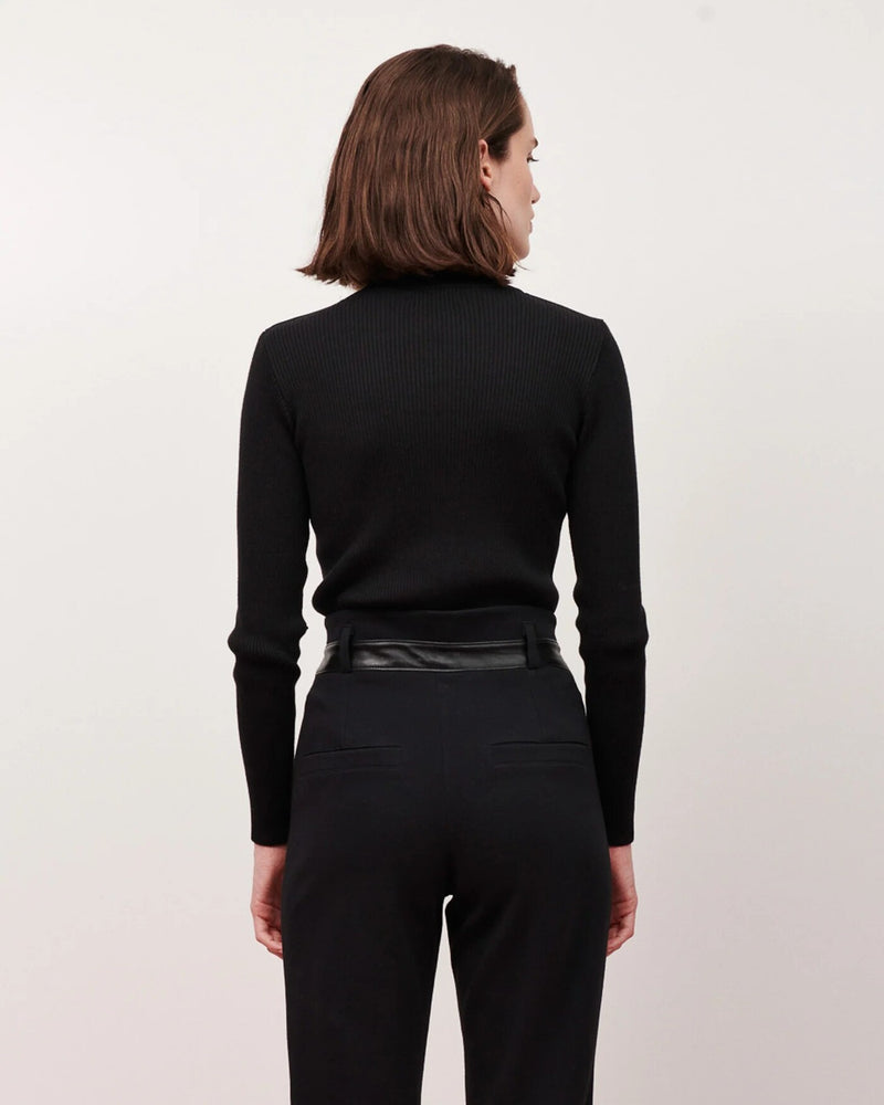 BLUSA TRICOT CANELADO OMBRO COURO PRETO