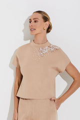 BLUSA SEM MANGA GOLA ALTA EM TRICOT BORDADO