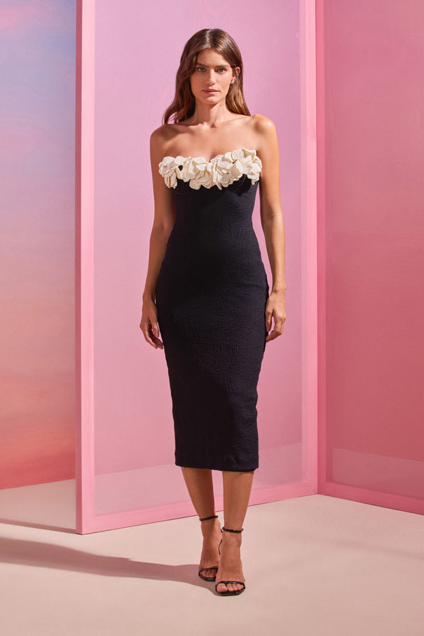 VESTIDO MIDI PATBO OPRETO COM FLORES NO BUSTO